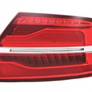 Feu arriere droit2C sur aile Audi A8.jpg